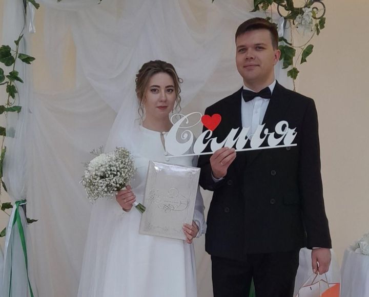 Две пары из Пестречинского района зарегистрировали свой брак в День Республики Татарстан