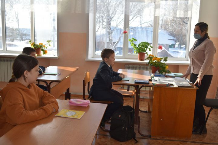 Молодые учителя смогут выиграть прибавку к зарплате в размере 10 тысяч рублей