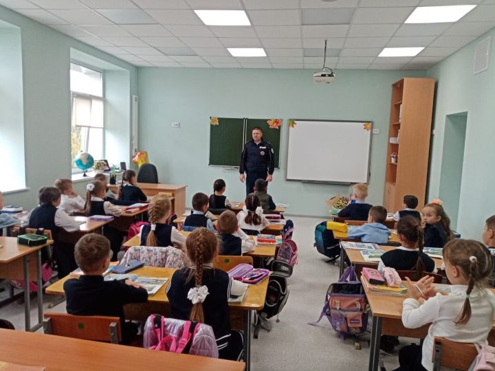 Питрәч мәктәпләрендә юл хәрәкәте кагыйдәләре буенча профилактик әңгәмәләр узды