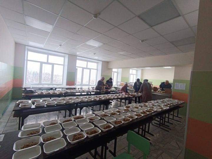 В Пестречинском районе организовали питание для водителей фур на трассе