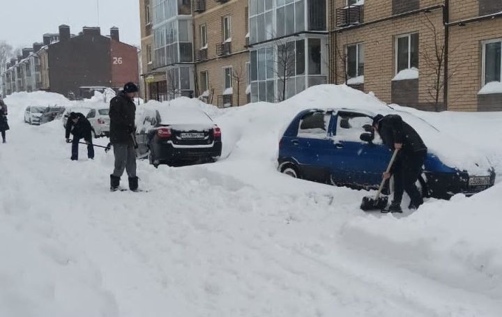 Питрәч районында яшәүчеләр идарәче компаниягә ишегалларын кардан чистартуда ярдәм итте