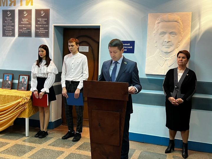 В Ленино-Кокушкинской школе открыли мемориальные доски в честь погибших в ходе СВО выпускников