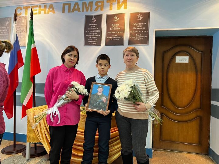 В Ленино-Кокушкинской школе открыли мемориальные доски в честь погибших в ходе СВО выпускников