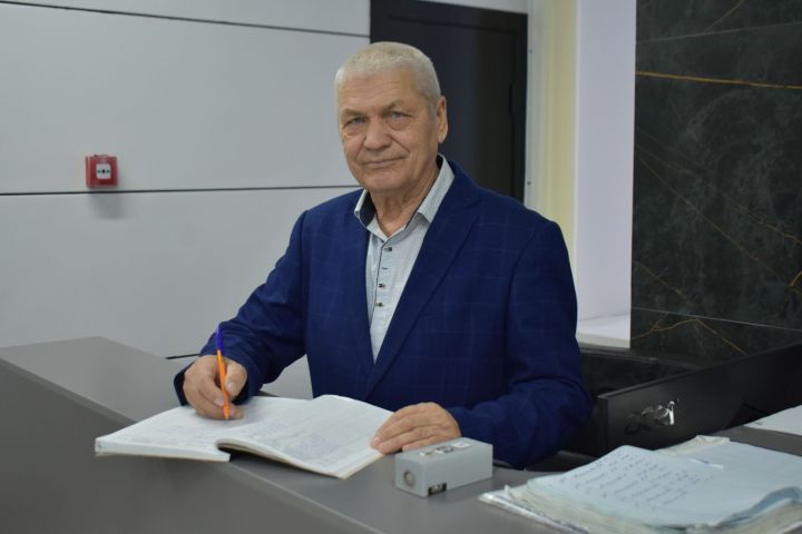 Пестречинец Алексей Матвеев: «Слежу по камерам за порядком и встречаю у входа посетителей»
