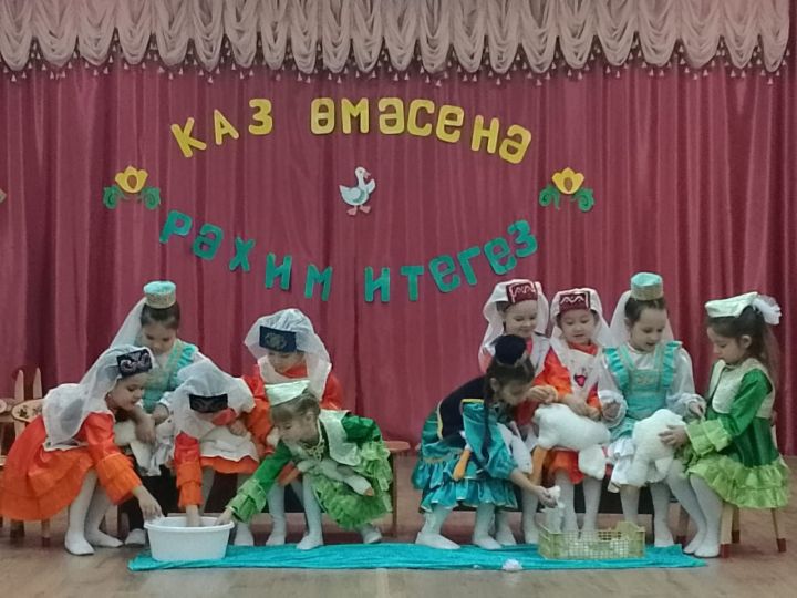 Пестречинские дошколята узнали, как их бабушки щипали гусей