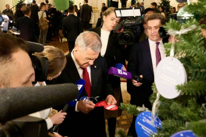 Минниханов в рамках «Елки желаний» исполнит мечты пятерых детей