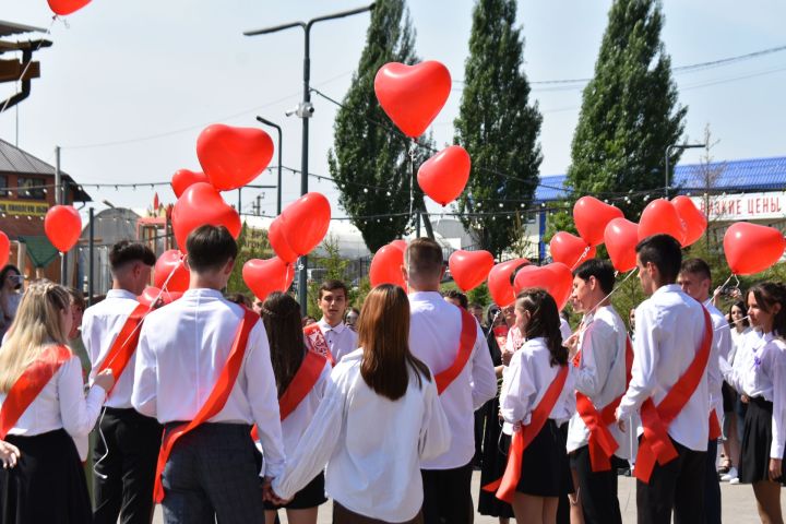 Названы рекомендованные даты последних звонков и выпускных в школах России