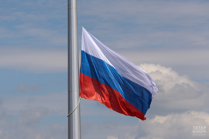 Образовательных учреждений обяжут размещать на зданиях российский флаг