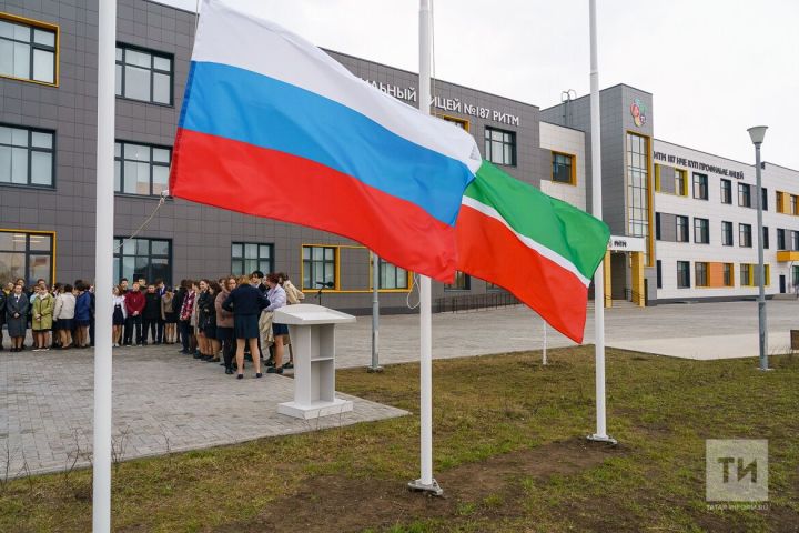 Все школы Татарстана до конца 2024 года оснастят государственными символами РФ и РТ