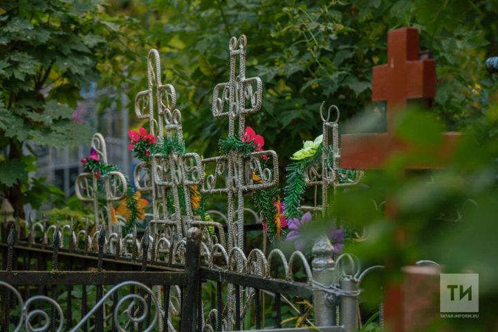 «Не носите на могилы крашеные яйца, водку и мертвые цветы»: традиции и мифы Радоницы