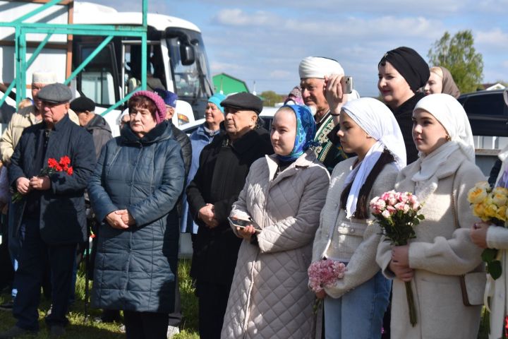 В Пестречинском районе у могилы Раушании Юкачевой установили памятник