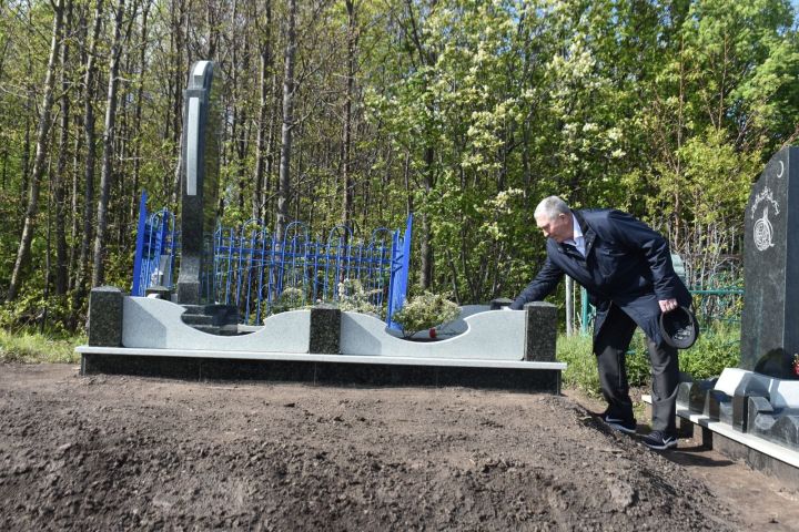 Питрәч районы Күн авылында Раушания Юкачева каберенә таш куелды