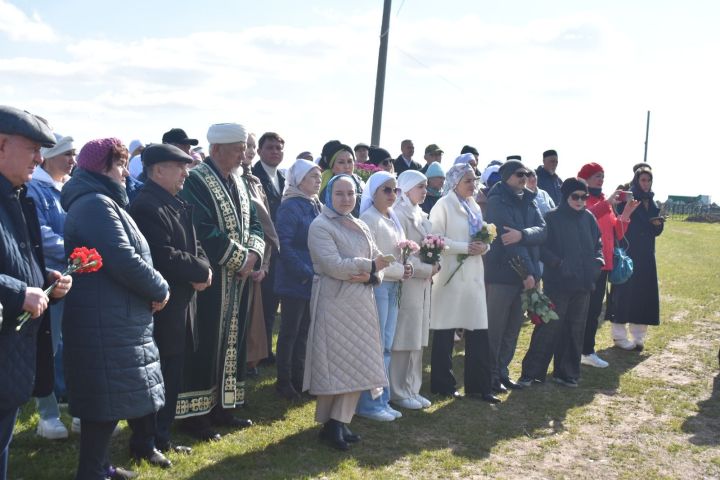 Питрәч районы Күн авылында Раушания Юкачева каберенә таш куелды