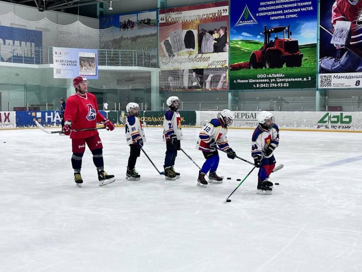 Российский хоккеист Андрей Сергеев провёл мастер-класс для пестречинских ребят