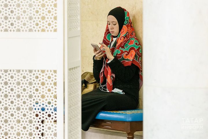 «Можно устроить семейный челлендж – «день без телефона»: хазрат о соцсетях и гаджетах
