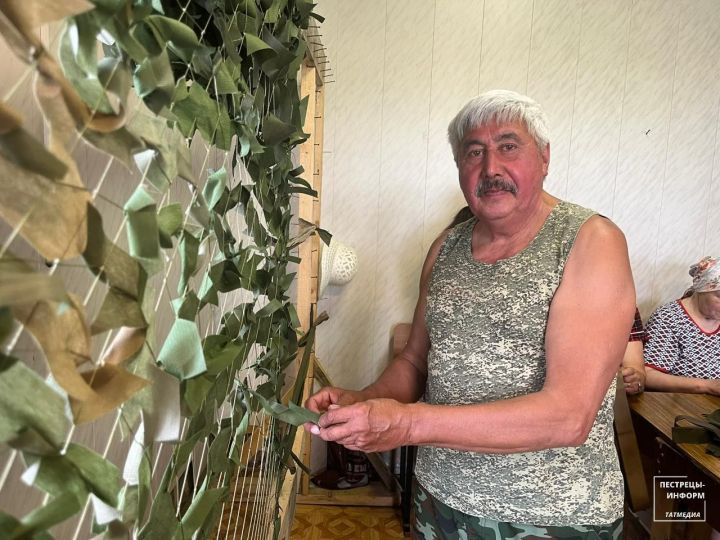 Отец участника СВО из села Пановка плетет маскировочные сети