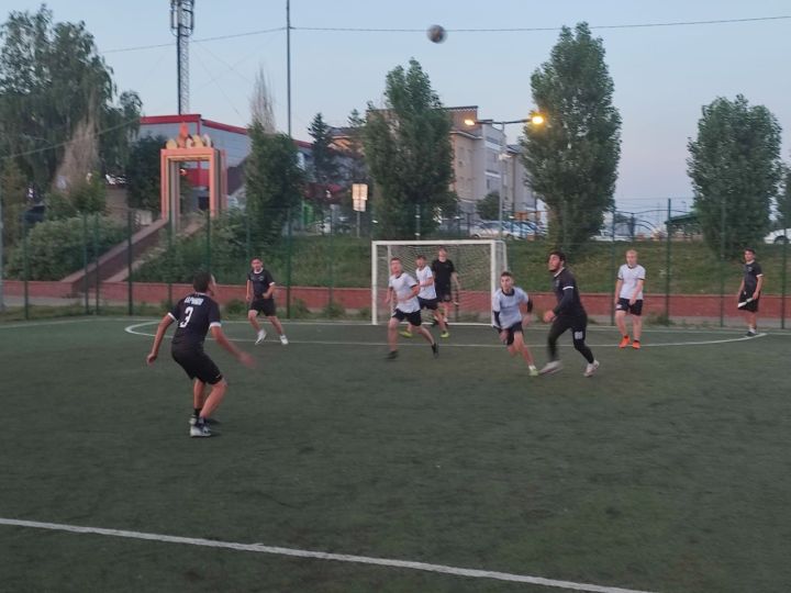 Пестречинский мини-футбол: во главе турнирной таблицы вновь двоевластие