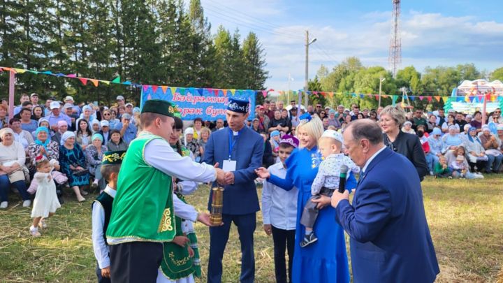 Семье из Пестречинского района передали лампаду «Сердце России»