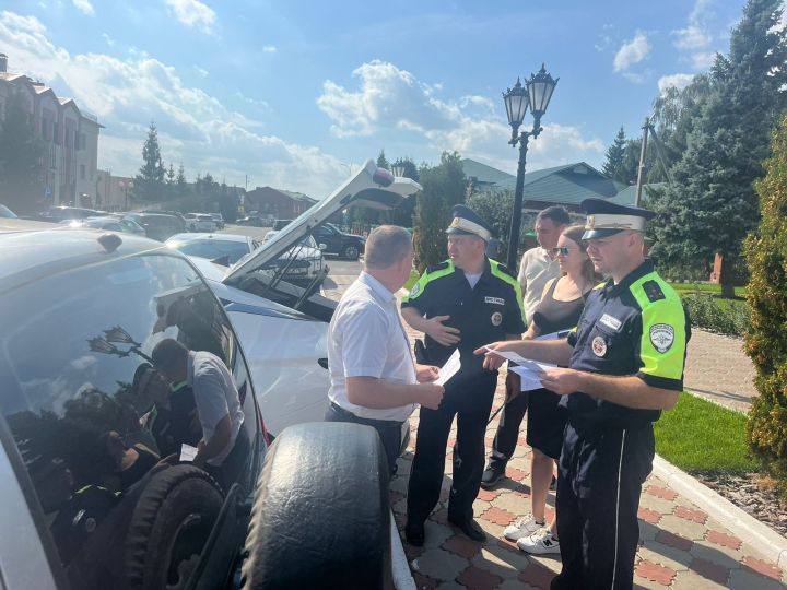 В Пестрецах проверили служебные машины и школьные автобусы