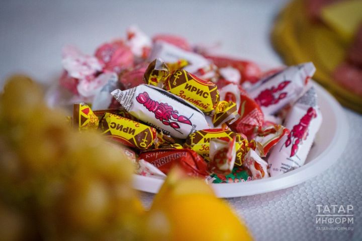 Как недосып влияет на тягу к сладкому и мучному