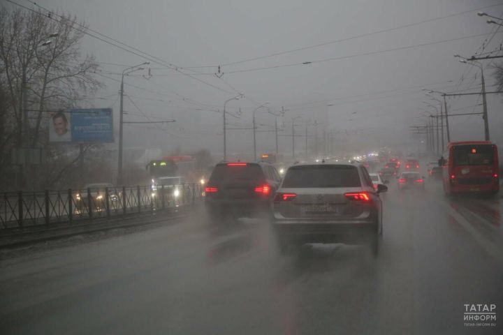 Автоэксперт назвал ошибки водителей при вождении в дождь
