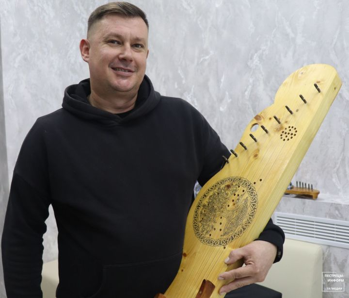 Пестречинец Дмитрий Давыдов сам изготавливает гусли, опираясь на внутреннее чутье