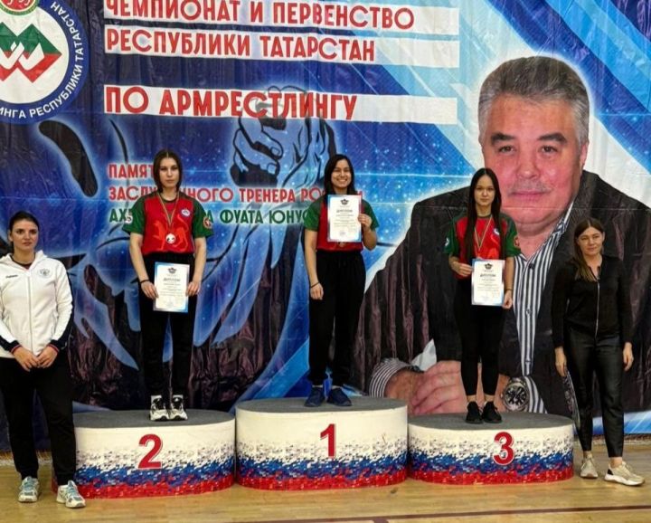 Трое пестречинцев стали чемпионами республики по армрестлингу