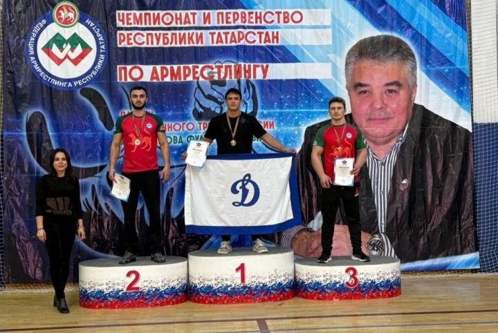 Трое пестречинцев стали чемпионами республики по армрестлингу