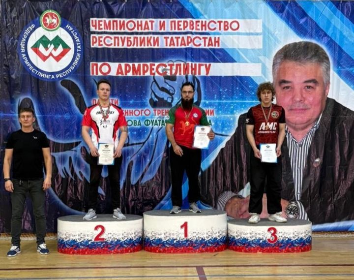 Трое пестречинцев стали чемпионами республики по армрестлингу