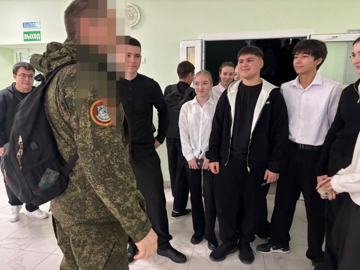 Ко Дню Героев Отечества учитель из СВО навестил школу в Пестрецах