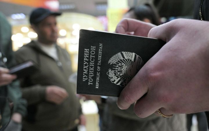 В Татарстане продлили запрет мигрантам работать таксистами и охранниками