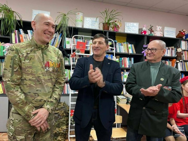 Участник СВО встретился с волонтёрами и школьниками в Ленино-Кокушкино