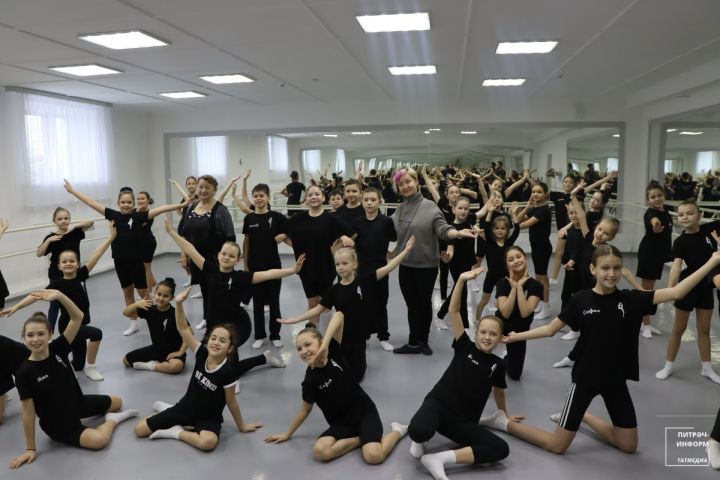 Яшь питрәчлеләр танылган сәнгать эшлеклеләре белән очрашты