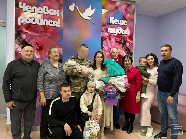 Питрәч районыннан СВОда катнашучы яңа туган улын һәм хатынын каршы алды