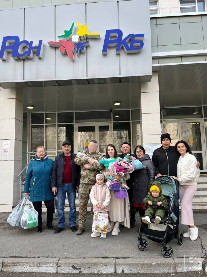 Питрәч районыннан СВОда катнашучы яңа туган улын һәм хатынын каршы алды