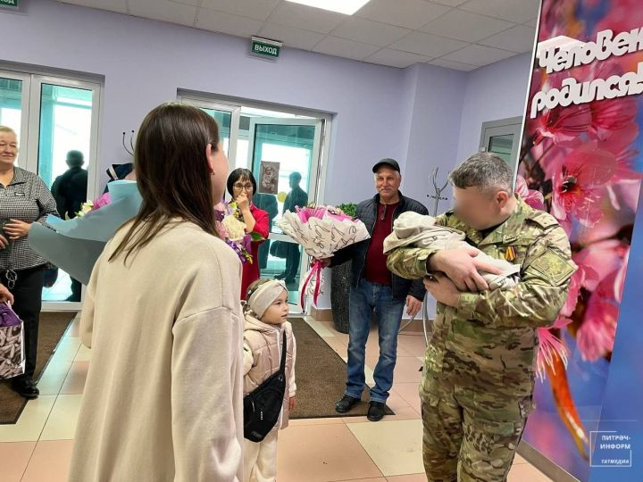 Питрәч районыннан СВОда катнашучы яңа туган улын һәм хатынын каршы алды