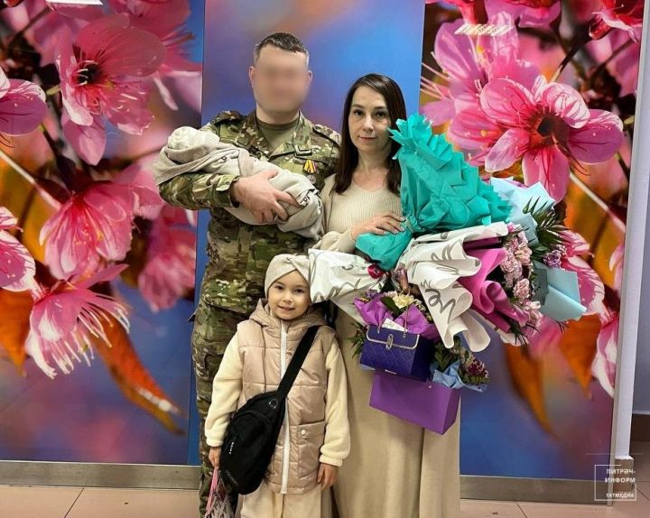 Питрәч районыннан СВОда катнашучы яңа туган улын һәм хатынын каршы алды