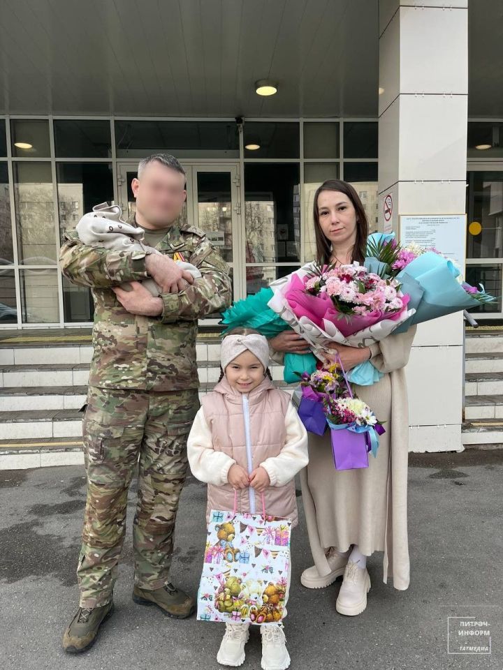 Питрәч районыннан СВОда катнашучы яңа туган улын һәм хатынын каршы алды