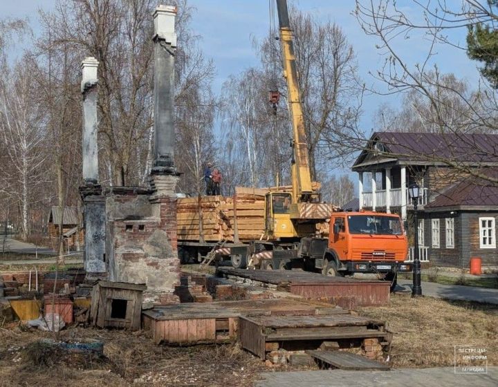 В музей-заповедник «Ленино-Кокушкино» привезли сруб для воссоздания сгоревшего флигеля