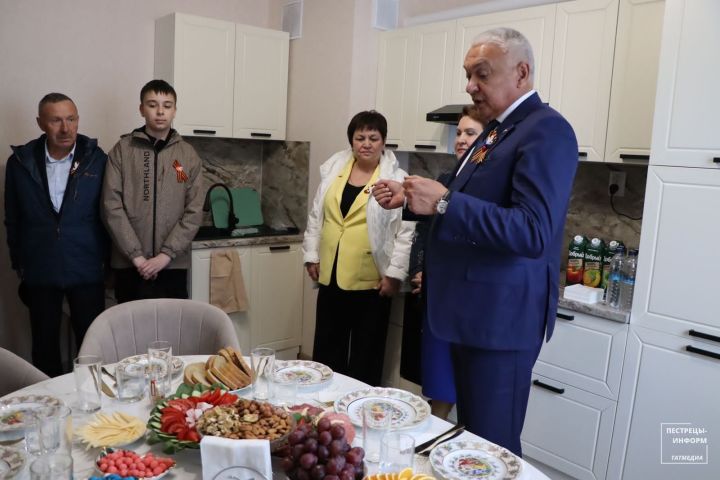 Квартира для Героя в Пестречинском районе: Ивану Додосову сделали подарок