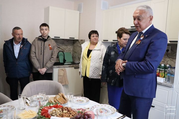 Квартира для Героя в Пестречинском районе: Ивану Додосову сделали подарок