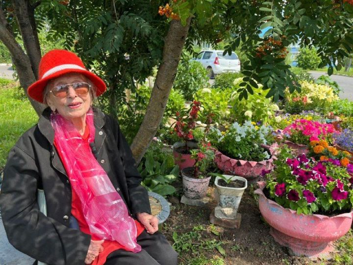 94-летняя жительница Пестрецов 25 лет выращивает цветы для радости