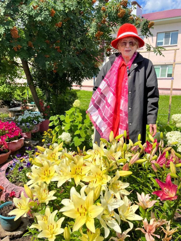 94-летняя жительница Пестрецов 25 лет выращивает цветы для радости
