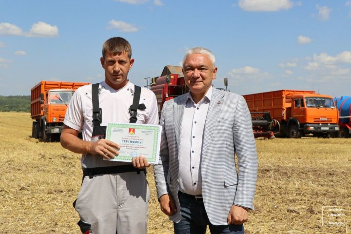 Евгений Федотов Питрәч районында атнаның иң яхшы комбайнчысы булды