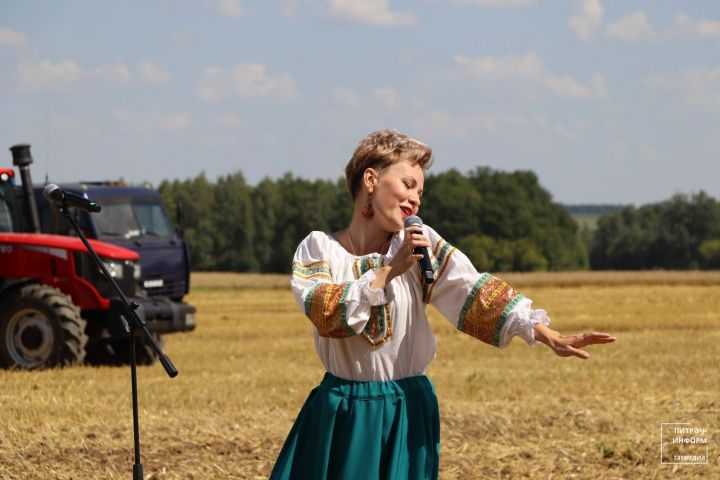 Евгений Федотов Питрәч районында атнаның иң яхшы комбайнчысы булды