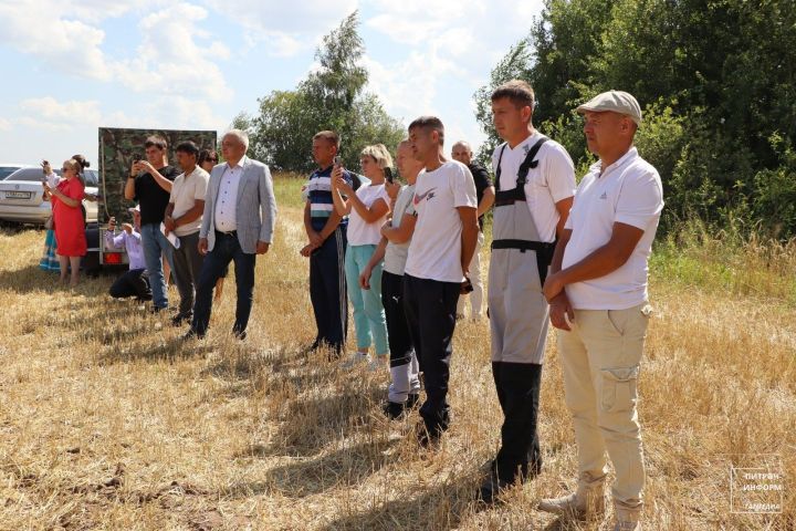 Евгений Федотов Питрәч районында атнаның иң яхшы комбайнчысы булды