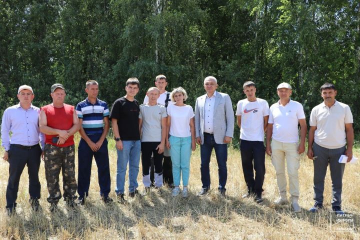 Евгений Федотов Питрәч районында атнаның иң яхшы комбайнчысы булды