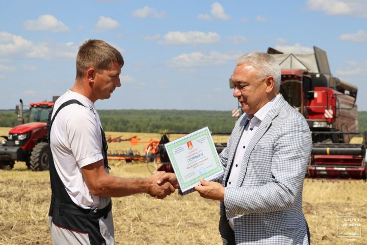 Евгений Федотов Питрәч районында атнаның иң яхшы комбайнчысы булды