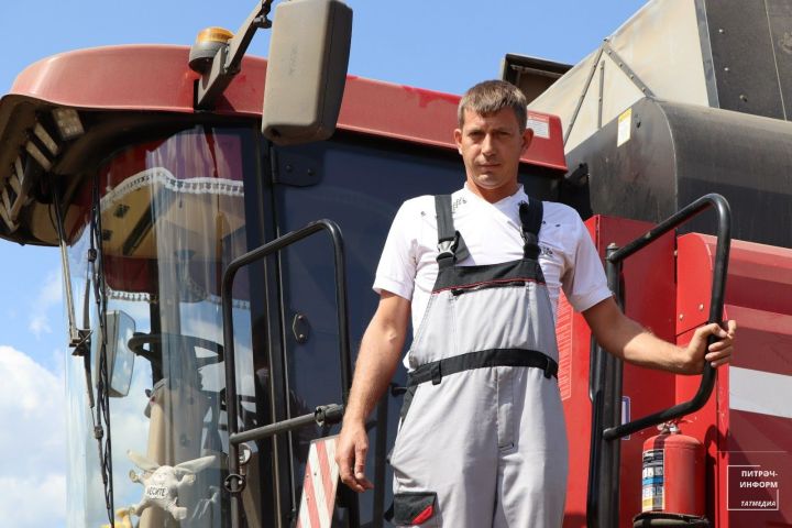 Евгений Федотов Питрәч районында атнаның иң яхшы комбайнчысы булды