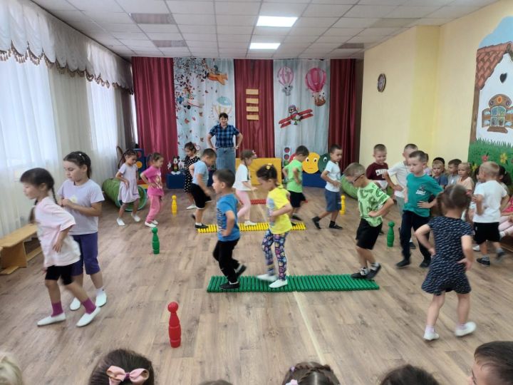 В детском саду «Каенкай» ярко отметили Международный день светофора